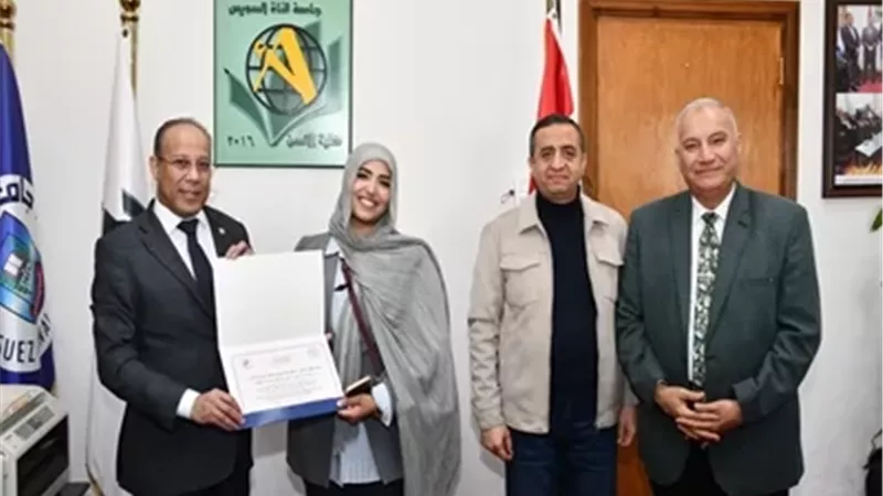 رئيس جامعة القناة يكرم الطالبة الفائزة بمسابقة الغناء بالصيني