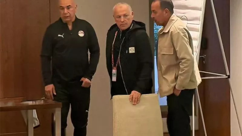 تفاصيل جلسة هاني أبوريدة مع لاعبي المنتخب قبل مواجهة زيمبابوي
