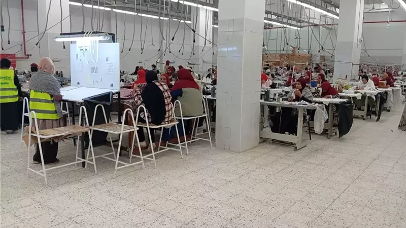 مصنع الغزل والنسيج بالفيوم يحول مستفيدات تكافل وكرامة إلى قوة عمل منتجة
