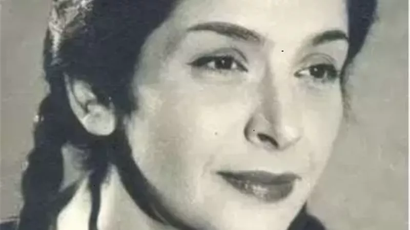 حكاية نوم سناء جميل فى الشارع..وضربها بالقلم وطردها..ذكرى رحليها