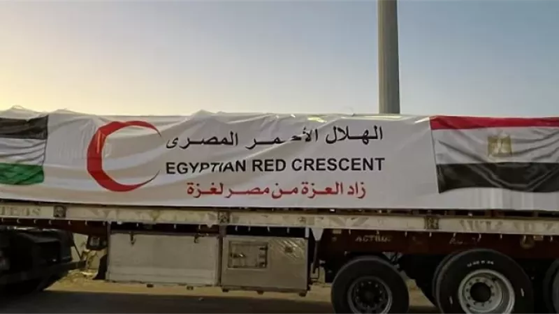 الهلال الأحمر : أكثر من 1,800 طن مستلزمات إغاثية تنقلها 