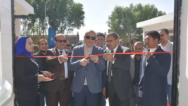 محافظ الأقصر يفتتح مشروعات صرف صحى وكهرباء بالمدينة الصناعية
