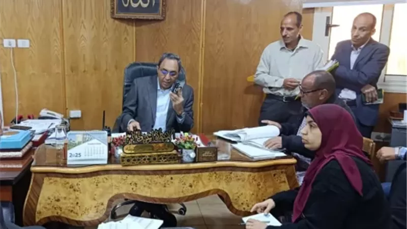 محافظ قنا يجرى اتصالاًلإبلاغ مواطن بالموافقة على طلب التصالح