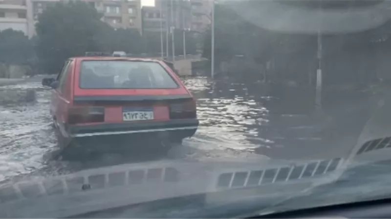 كثافات مرورية أسفل كوبري دائري المعادى بسبب تجمع المياه