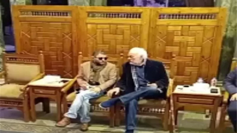 ابناء الفيشاوى يستقبلان عزاء والدتهم سمية الالفى بمسجد عمر مكرم