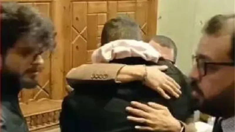 بكاء هستيري يجمع احمد وعمر الفيشاوى فى عزاء والدتهما