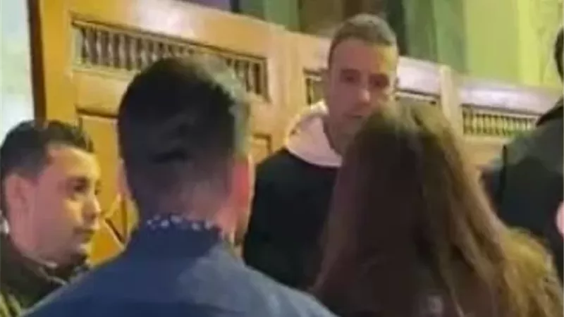 دنيا سمير غانم ورامى رضوان يواسيان ابناء الفيشاوى فى وفاة والدتهما