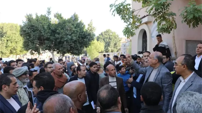 محافظ المنيا يجبر خواطر أهالي البرشا