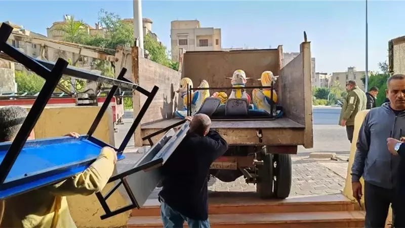 حملة مكبرة لغلق وتشميع منشآت مخالفة بمدينة العبور .. صور
