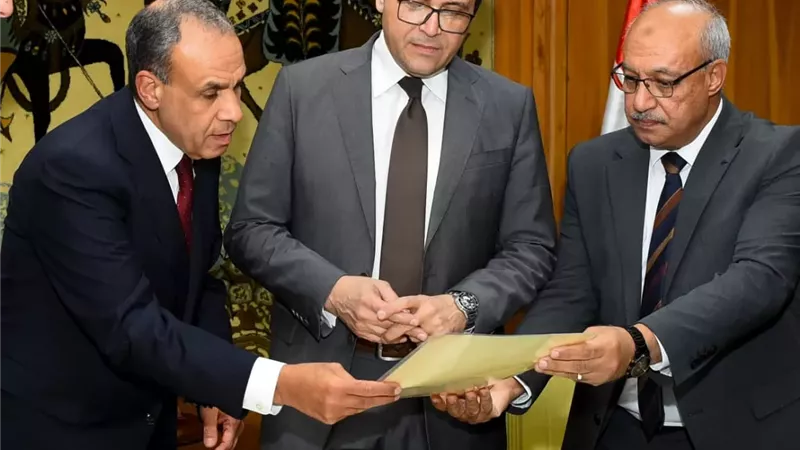 وزير الخارجية يتسلم وثائق ومستندات وخرائط تاريخية بعد ترميمها