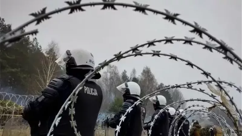 بولندا تحبط نشاط شبكة أصدرت تأشيرات غير قانونية لـ 7 آلاف مهاجر
