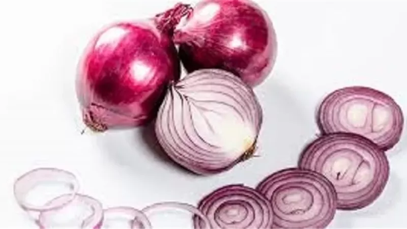 ماذا يحدث لجسمك عند تناول البصل الأحمر يوميًا ؟