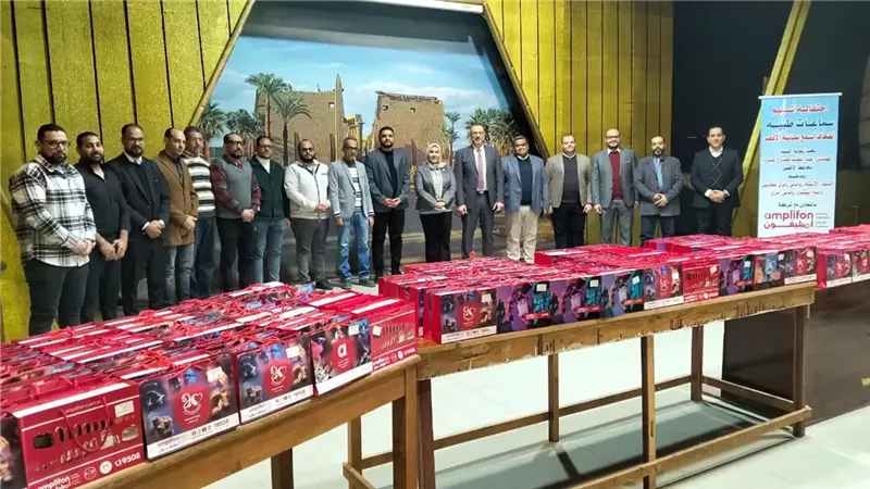 تسليم 360 سماعة طبية لضعاف السمع في الأقصر