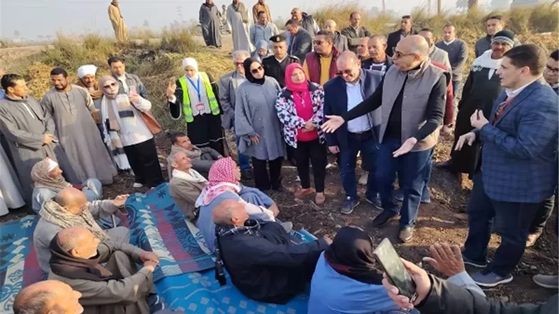 محافظ المنيا: «نحن بجانب المزارع في الحقل قبل المكتب».