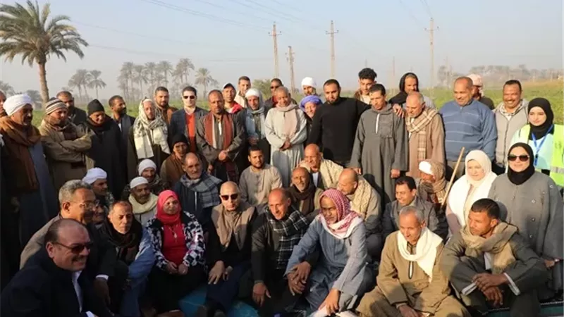 كدواني يجلس على الأرض وسط الفلاحين: التواصل الإنساني أساس التنمية