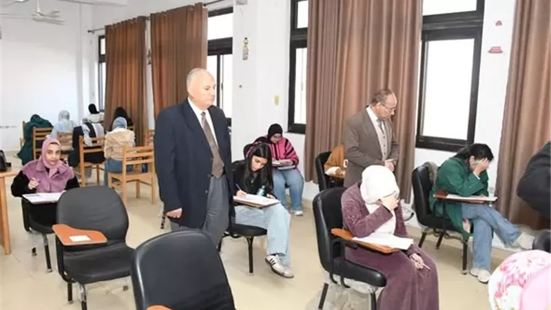 انتظام امتحانات نصف العام في كلية الألسن بجامعة القناة