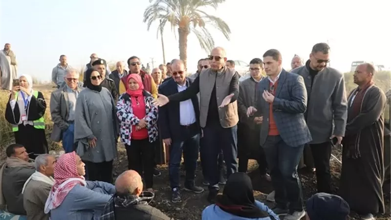 محافظ المنيا يعطى اشارة بدء انطلاق زراعة الذهب الأصفر ببردنوها
