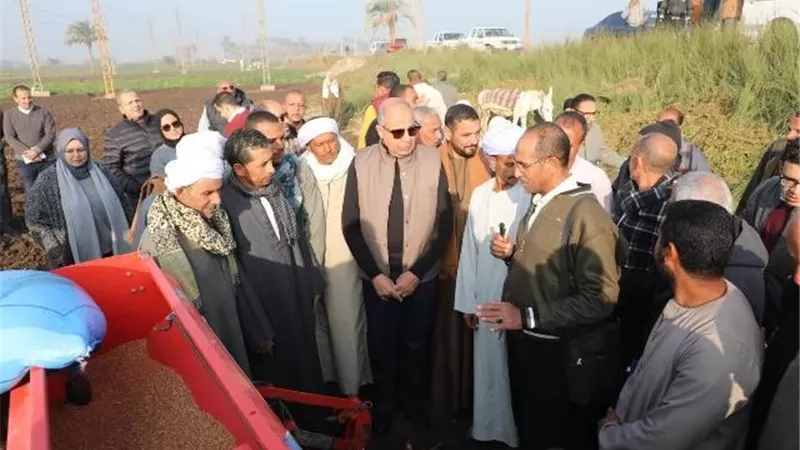 محافظ المنيا يعطى اشارة بدء انطلاق زراعة الذهب الأصفر