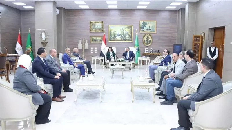 وزيرة التنمية المحلية و5 سفراء يفتتحون مشروعات بالإسماعيلية..صور