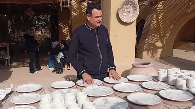 قرية تونس ترسّخ التمكين الاقتصادي عبر مدرسة الفخار