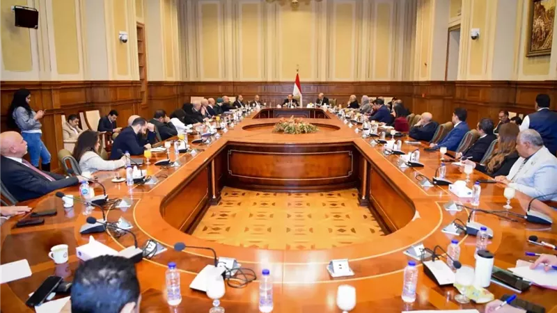 وزير الخارجيةيجتمع مع أعضاء حقوق الإنسان والتضامن الاجتماعي ب