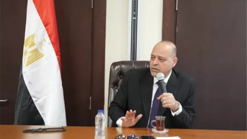 وزير العمل يفتح حوارا مع العاملين بالديوان العام ويؤكد: الجميع شركاء في النجاح