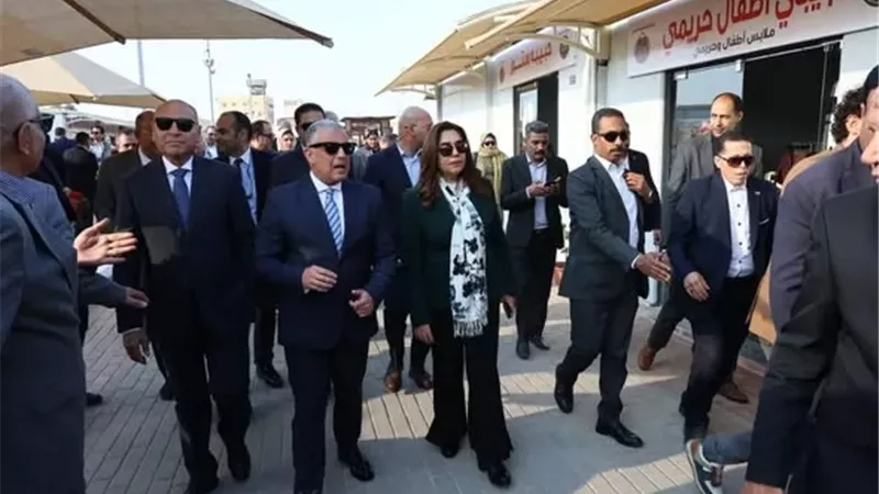 وزيرة التنمية المحلية سعيدة بمنتجات العارضات في الإسماعيلية