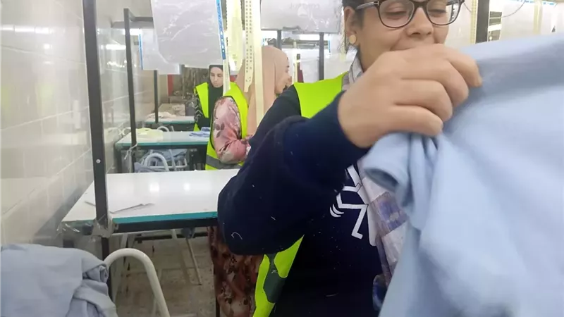 إتقان وفخر.. كيف تصنع سارة منتجات مصرية عالية الجودة