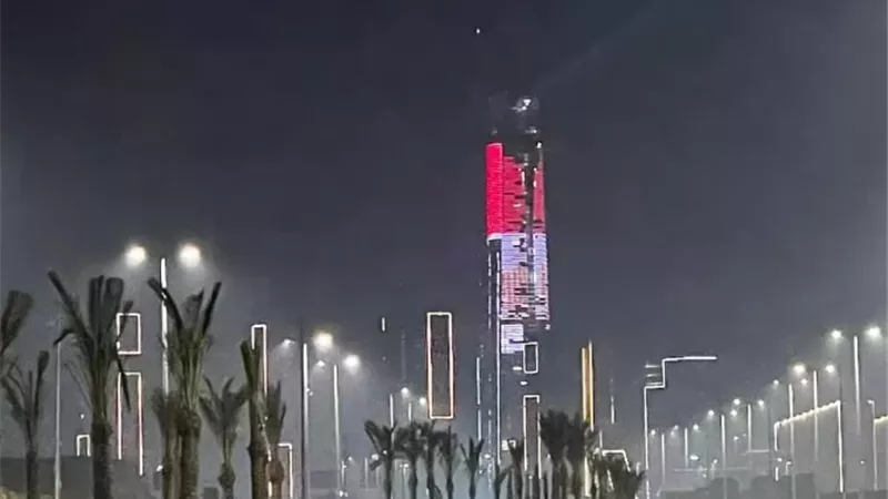 15 ألف زائر يحتفلون برأس السنة أمام البرج الأيقوني .. صور
