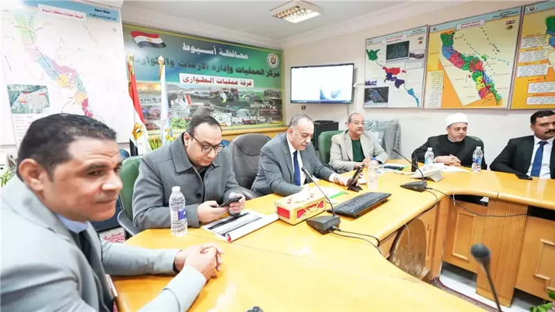 محافظ أسيوط يتابع 