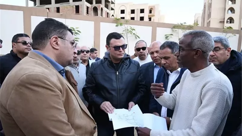 وزير الإسكان يتفقد مشروعات 