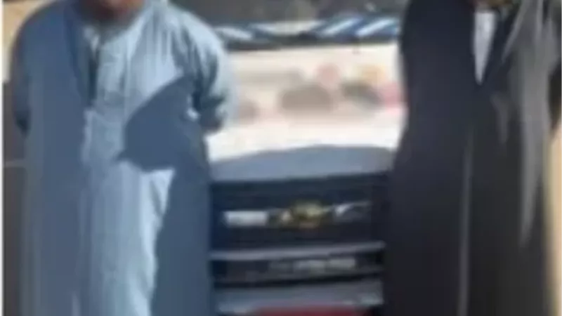 ضبط شخص يوجه الناخبين بمكبر صوت في قنا