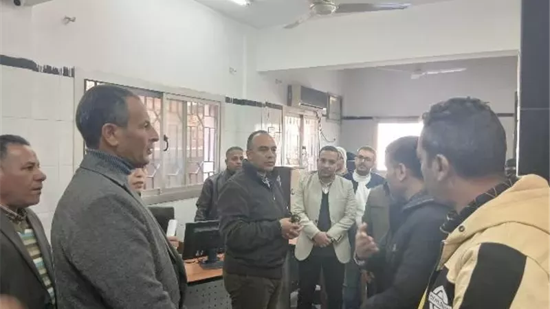 نائب المحافظ يتفقد المركز التكنولوجى بديرمواس لمتابعة جودة الخدما