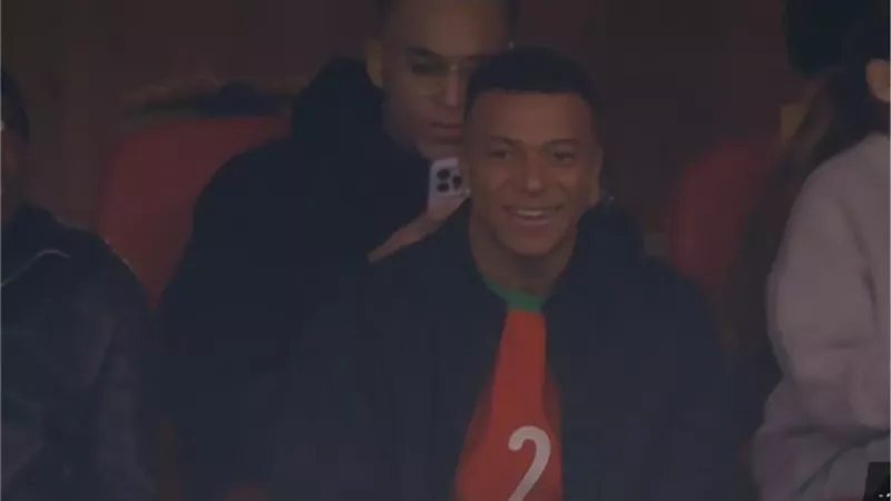 مبابى يحضر مباراة المغرب ومالى بأمم أفريقيا مرتديا قميص صديقه حكيمى