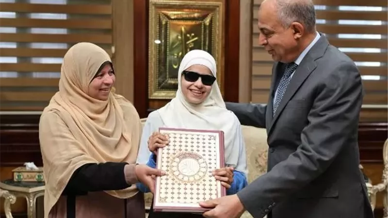 محافظ المنيا يكرم الطالبة 