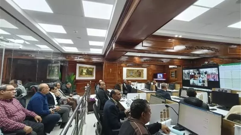 محافظ قنا يشهد غلق الصناديق الانتخابية ويتابع عمليه الفرز
