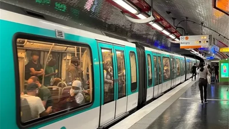 تفاصيل حادث طعن في مترو الأنفاق بباريس