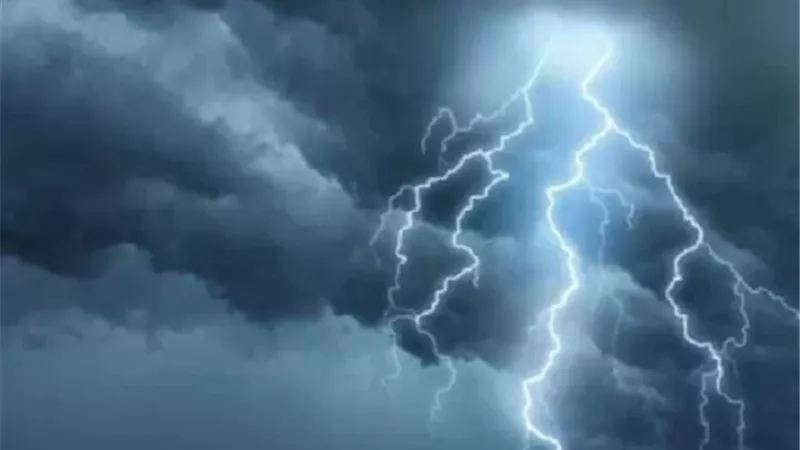 تجنبوا البرق.. الأرصاد تحذر من أمطار رعدية على السواحل الشمالية