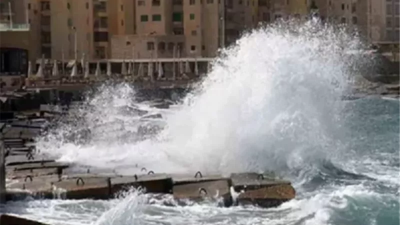 الإسكندرية تتعرض لأمطار غزيرة وارتفاع موج البحر مع بدء نوة عيد الميلاد