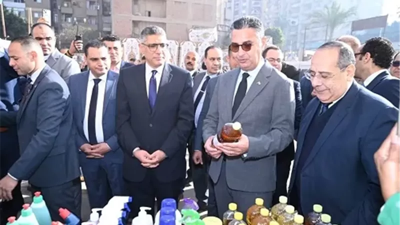 وزير التموين ومحافظ الجيزة يفتتحان سوق «اليوم الواحد» بشارع فيصل