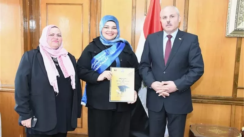 رئيس جامعة القناة يُكرم الطلاب المتفوقين دراسياً ابناء العاملين