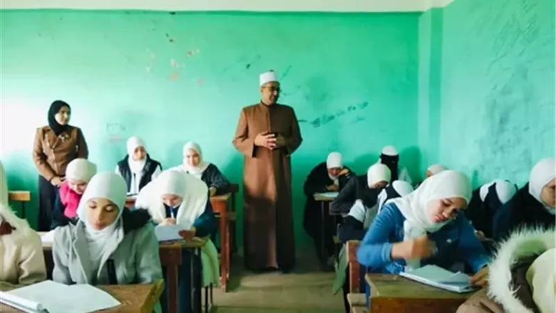 انتظام العمل بلجان امتحانات النقل الثانوي بمعاهد كفر الشيخ
