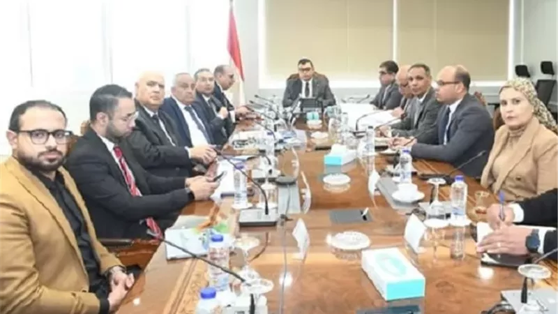 الشربيني يبحث تطوير منظومة النقل الداخلي بعددٍ من المدن الجديدة