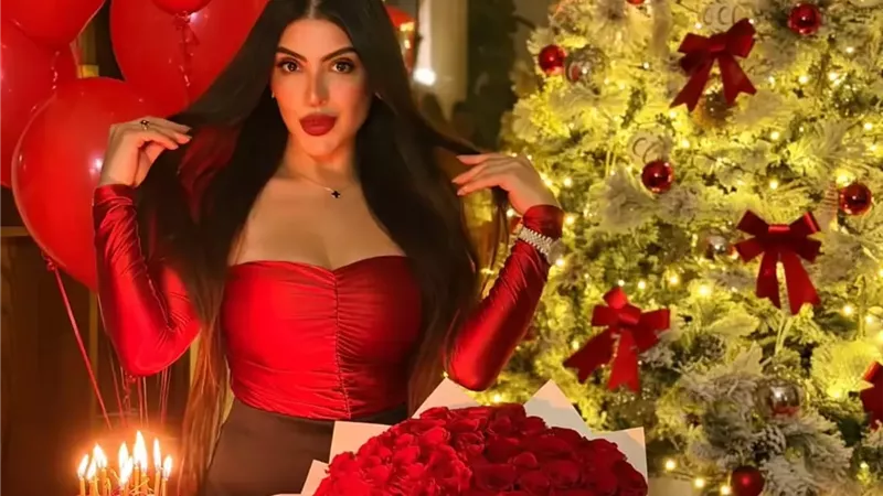 بالورود والبالونات.. دعاء صلاح تحتفل بالكريسماس