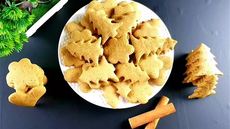 بسكويت الزنجبيل والقرفة المنزلي .. نكهة دافئة وسهلة التحضير
