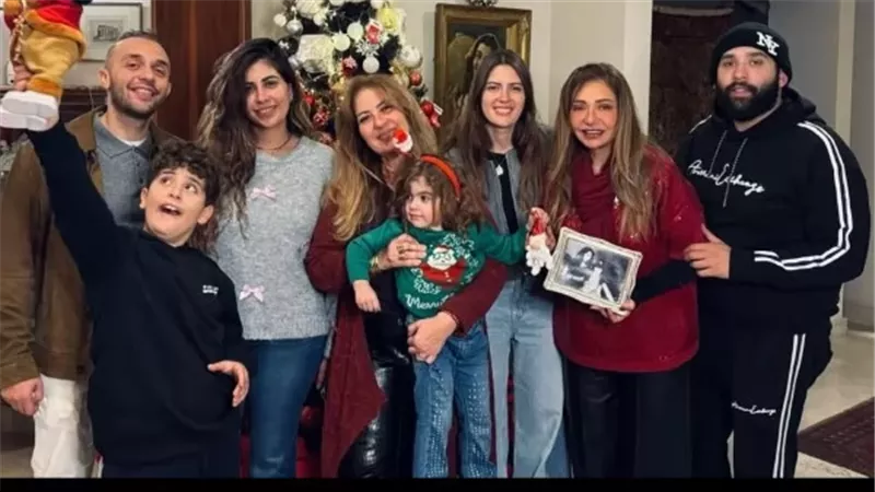 ليلى علوي تحتفل بالكريسماس برفقة أسرتها