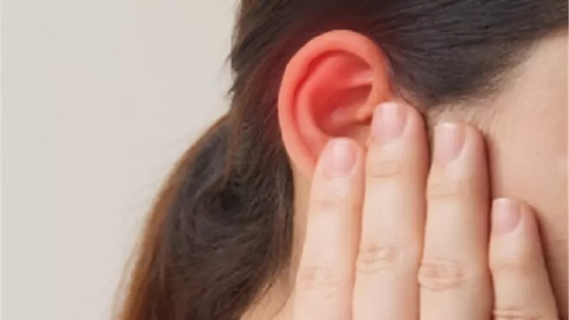 كيف نخفّف آلام الأذن المصاحبة لنزلات البرد بطرق منزلية آمنة؟