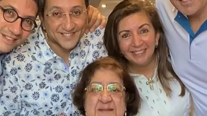 بكلمات مؤثرة.. هانى رمزى يودع والدته.. شاهد
