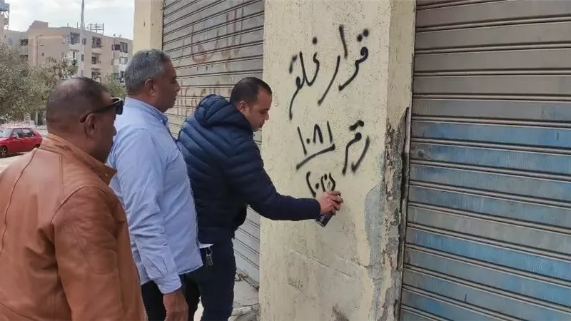 غلق وتشميع المنشآت المخالفة بالمنطقة الصناعية بمدينة العبور .. صو