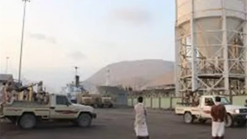 التحالف يطالب المدنيين بالإخلاء الفوري لميناء المكلا فى اليمن